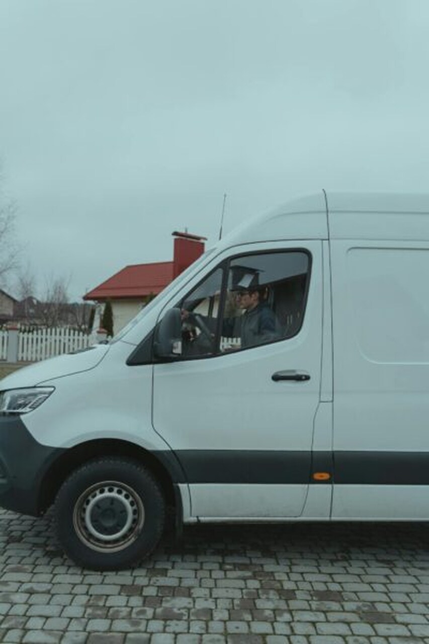 Biały furgon transportowy firmy Patryka Stoka z Wrocławia gotowy do realizacji ekspresowej przeprowadzki krajowej.