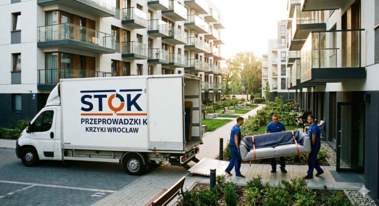 Ekipa STOK wynosi luksusową sofę z nowoczesnego apartamentowca na Krzykach przy ul. Partynickiej.