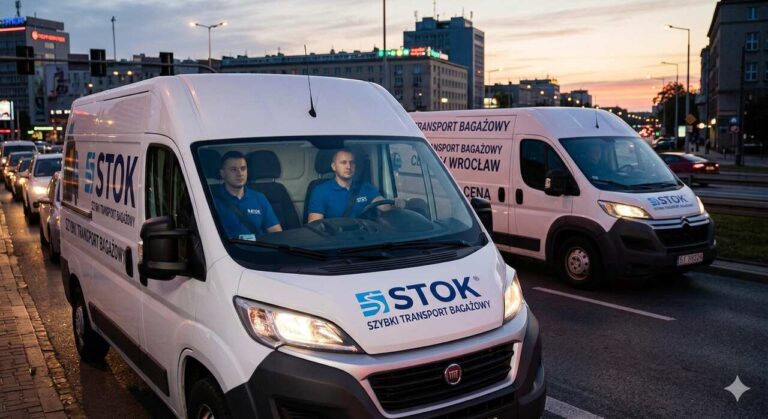 Biały bus dostawczy z logo STOK jedzie płynnie lewym pasem, omijając korek aut osobowych na wielopasmowej ulicy Wrocławia o zachodzie słońca.